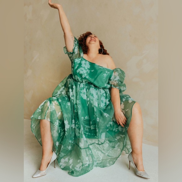 Jessica Simpson Crochet Style Heels with Silver Adornment. - Picture 3 of 4